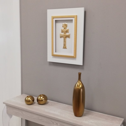 Cruz de Caravaca dorada con Marco Blanco