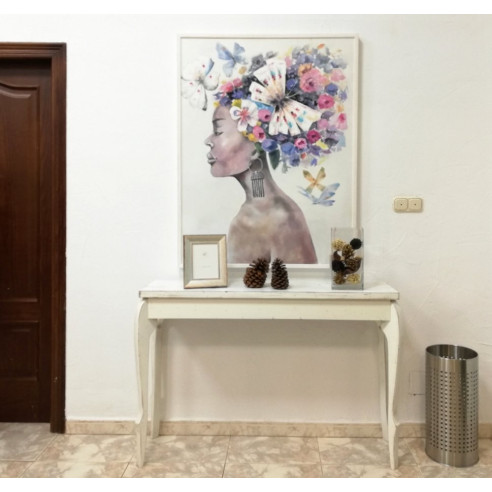 Joven Africana con peinado de flores y mariposas